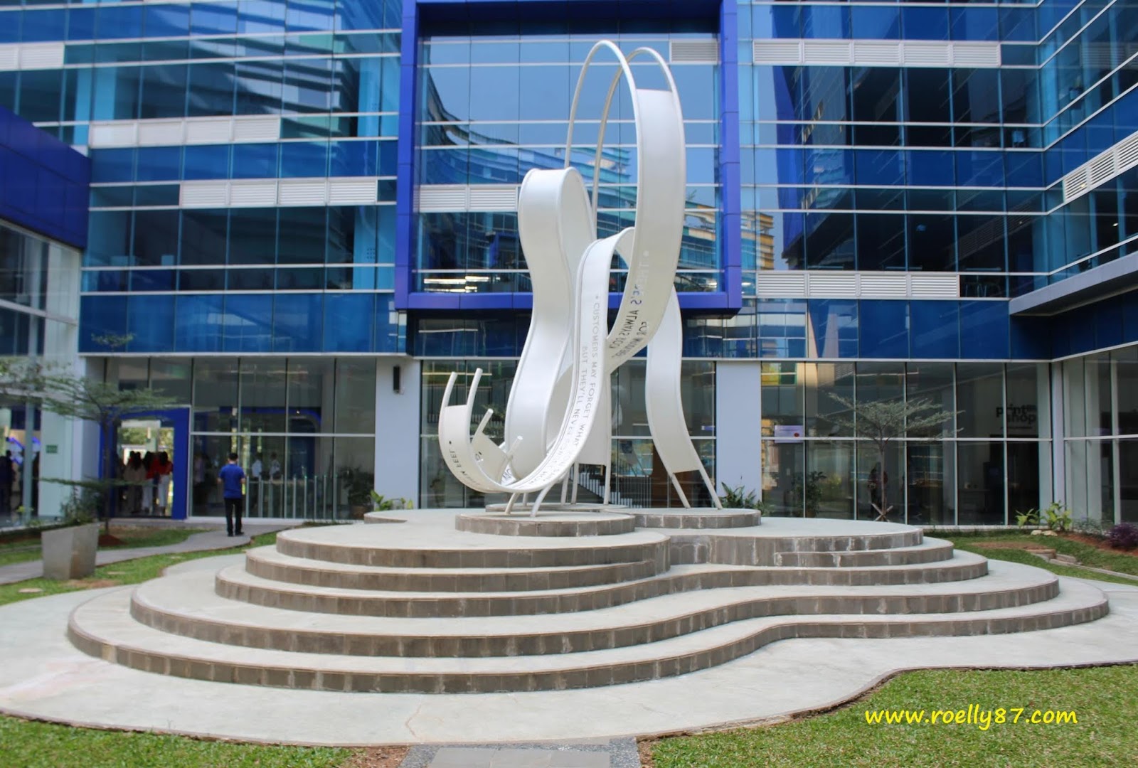 Eksterior Bank sebagai Media